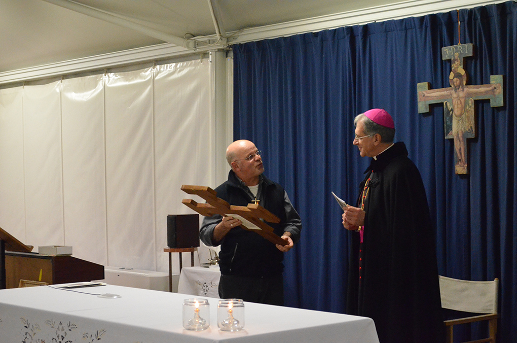 Don Gianfranco consegna al Vescovo una copia del Cristo di Villamagina
