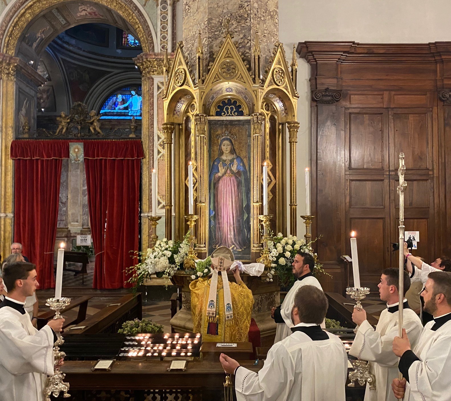 Festa Madonna delle Grazie 2022 il neo arcivescovo Maffeis in preghiera davanti allimmagine mariana della cattedrale