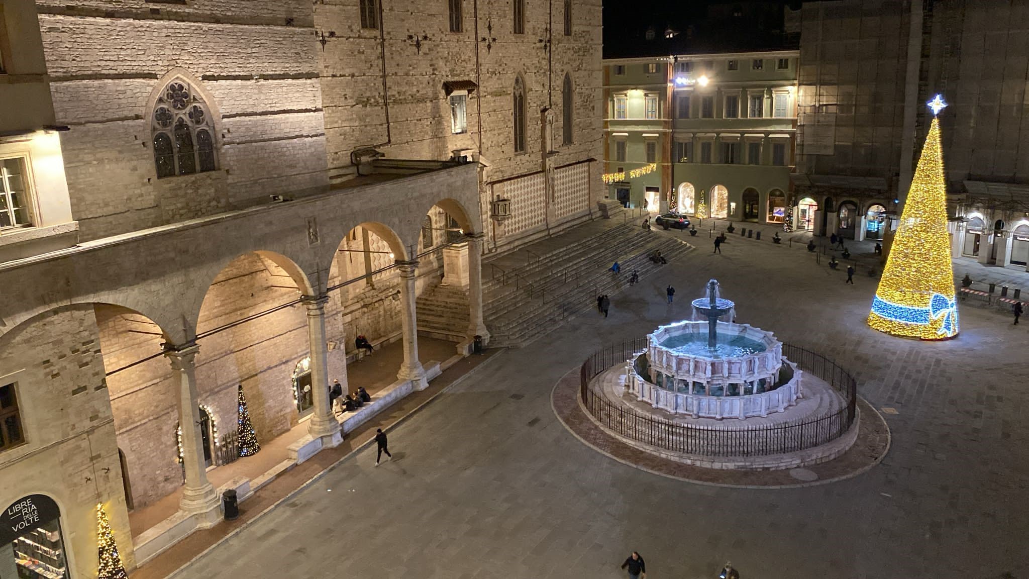 La Cattedrale di San Lorenzo di Perugia nellatmosfera natalizia di piazza IV Novembre