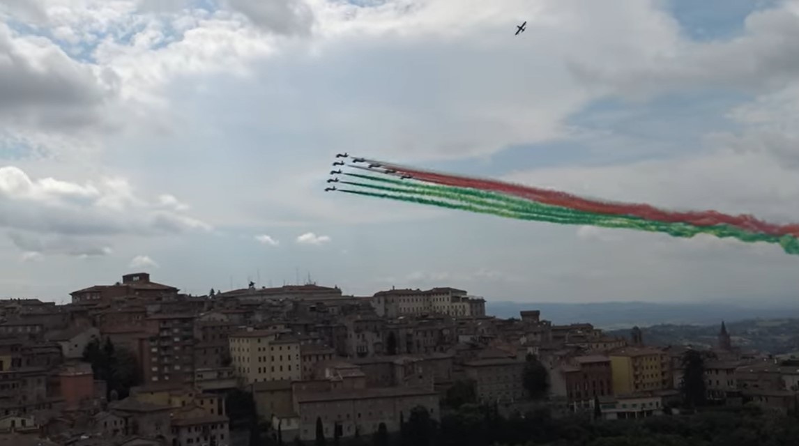 Lo spettacolo delle frecce tricolori incanta Perugia - Umbria Notizie Web