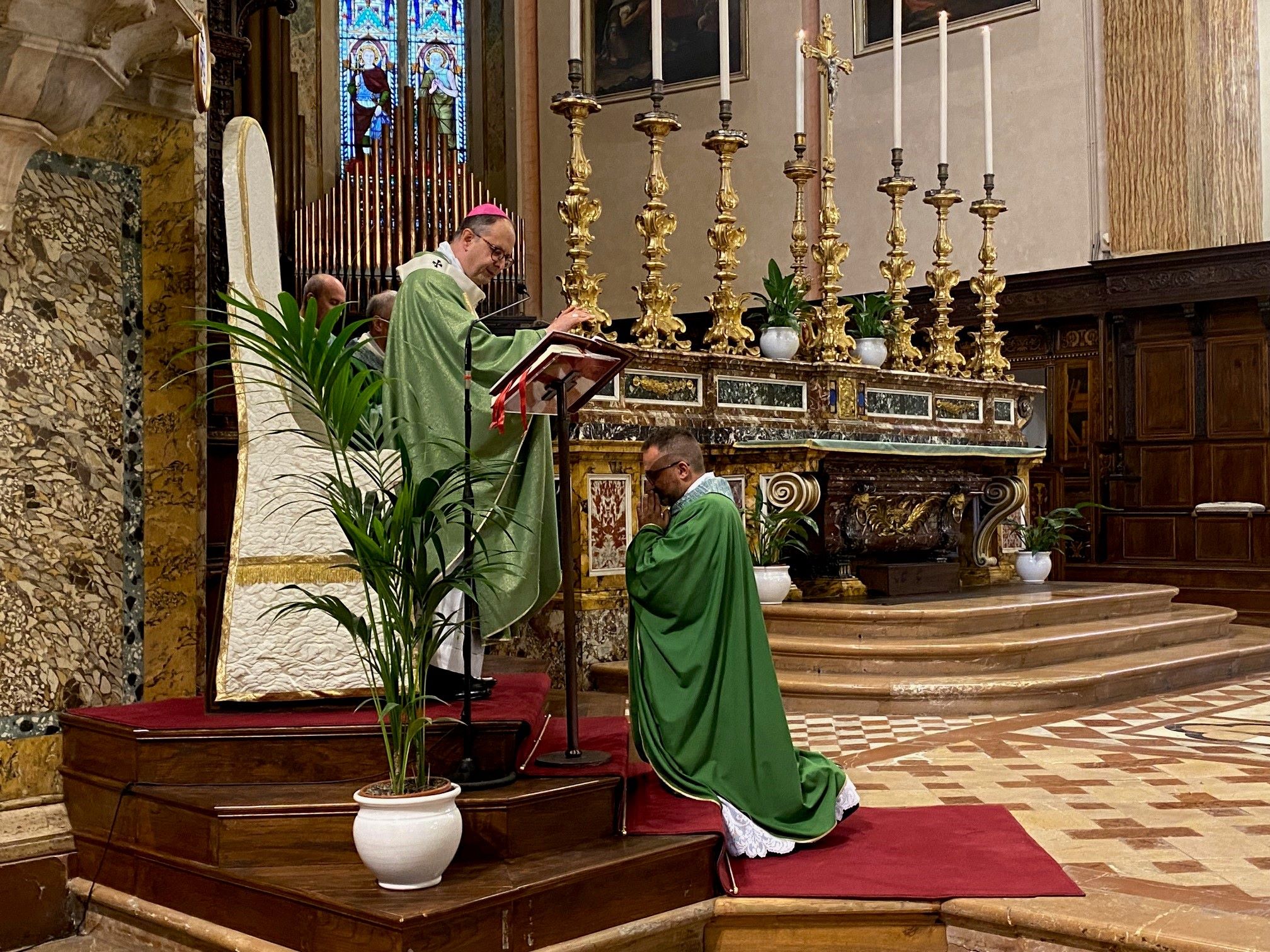 celebrazione eucaristica di presentazione ingresso parroco in cattedrale f3a