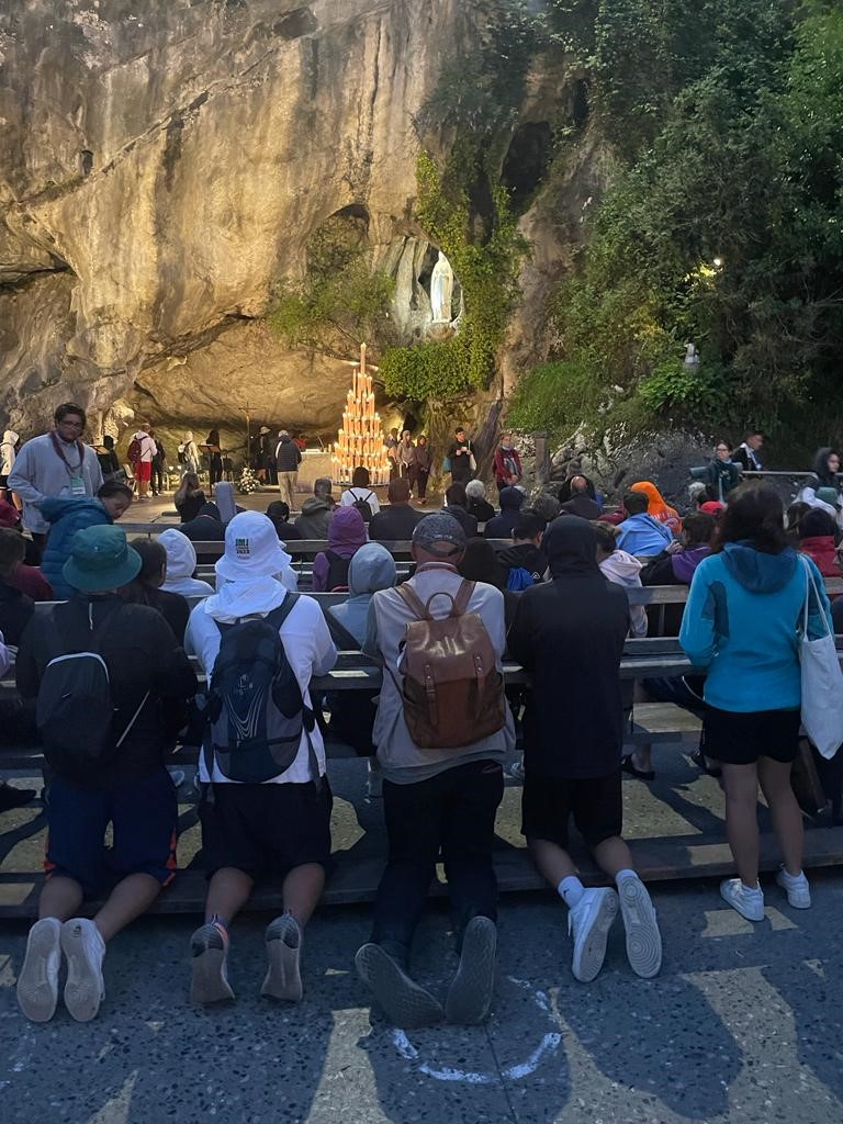 giovani umbri in preghiera alla grotta di lourdes