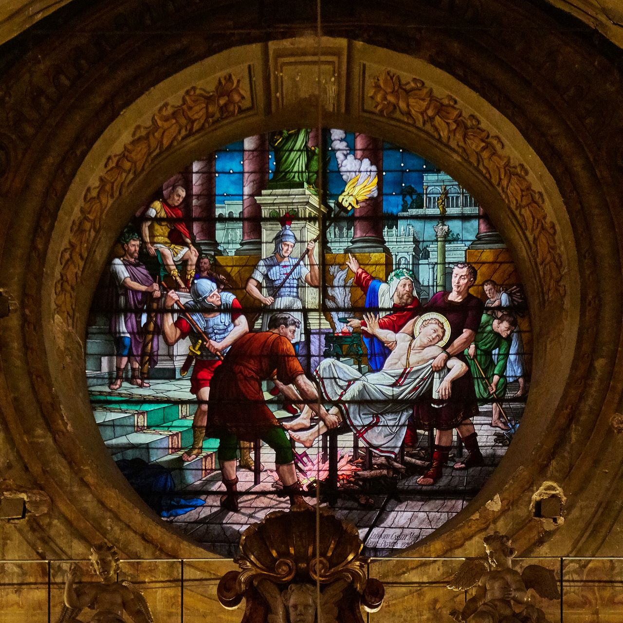 vetrata interna del rosone della cattedrale di perugia martirio di san lorenzo