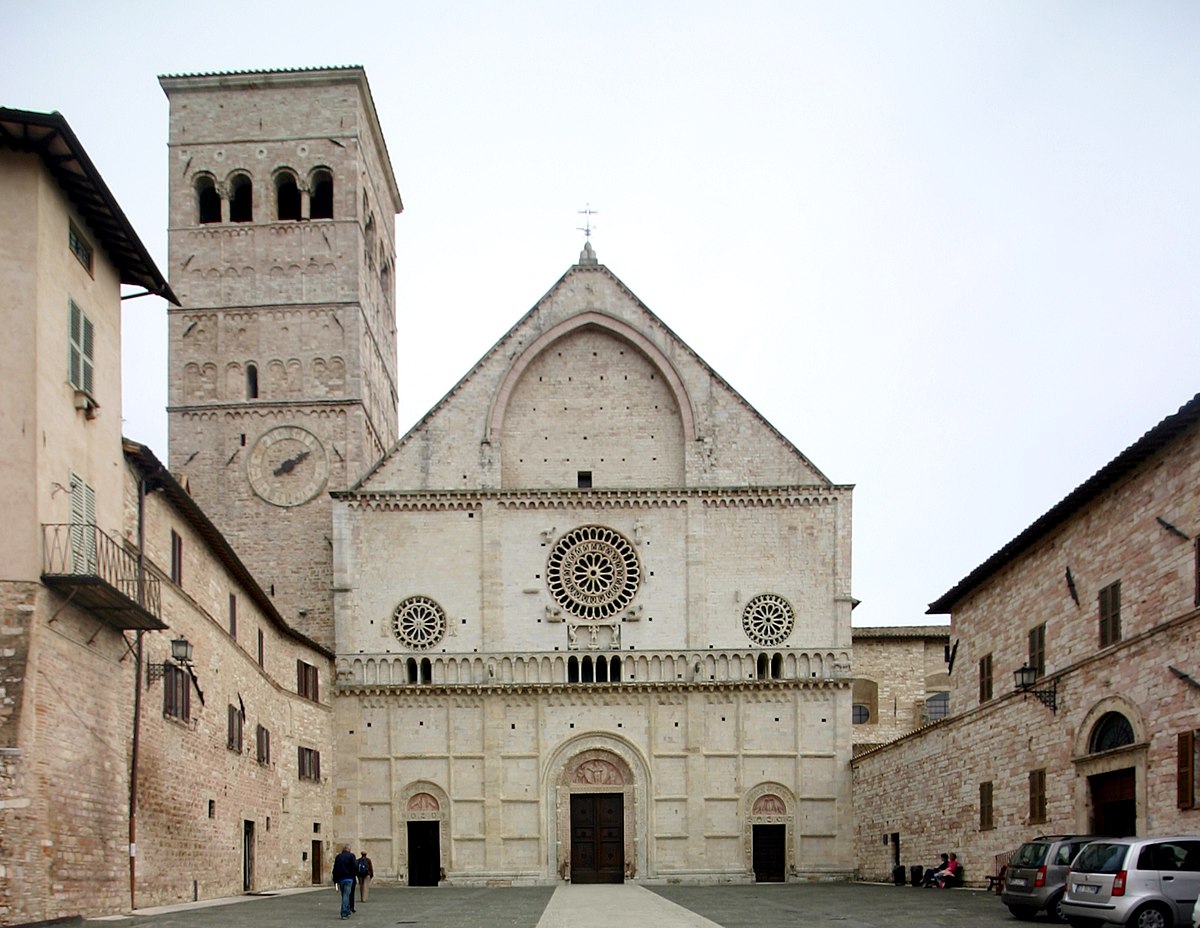 1200px Facade and tower San Rufino Assisi 2016