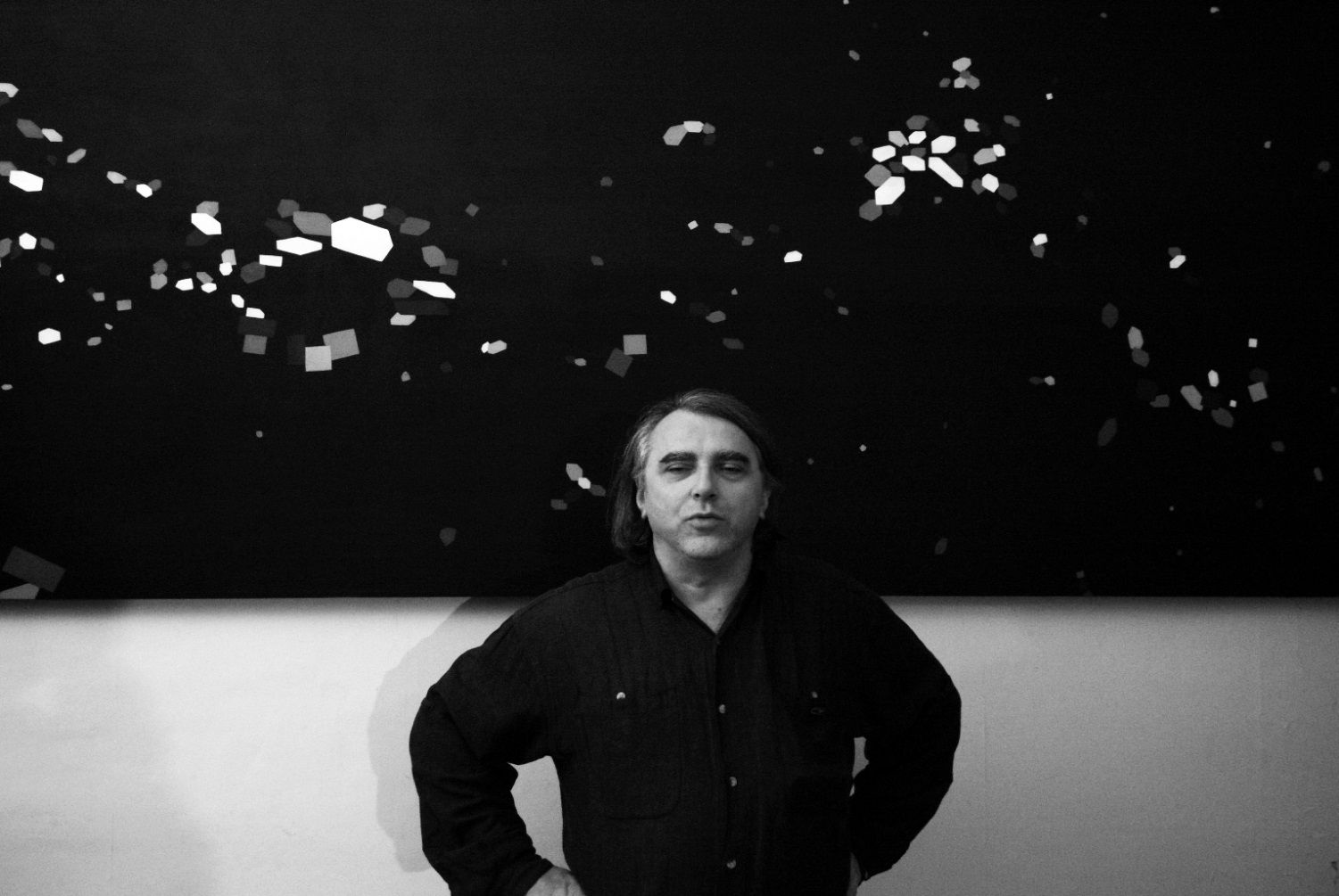 Antonio Capaccio davanti a un suo quadro foto Luca Fabiani 2010 
