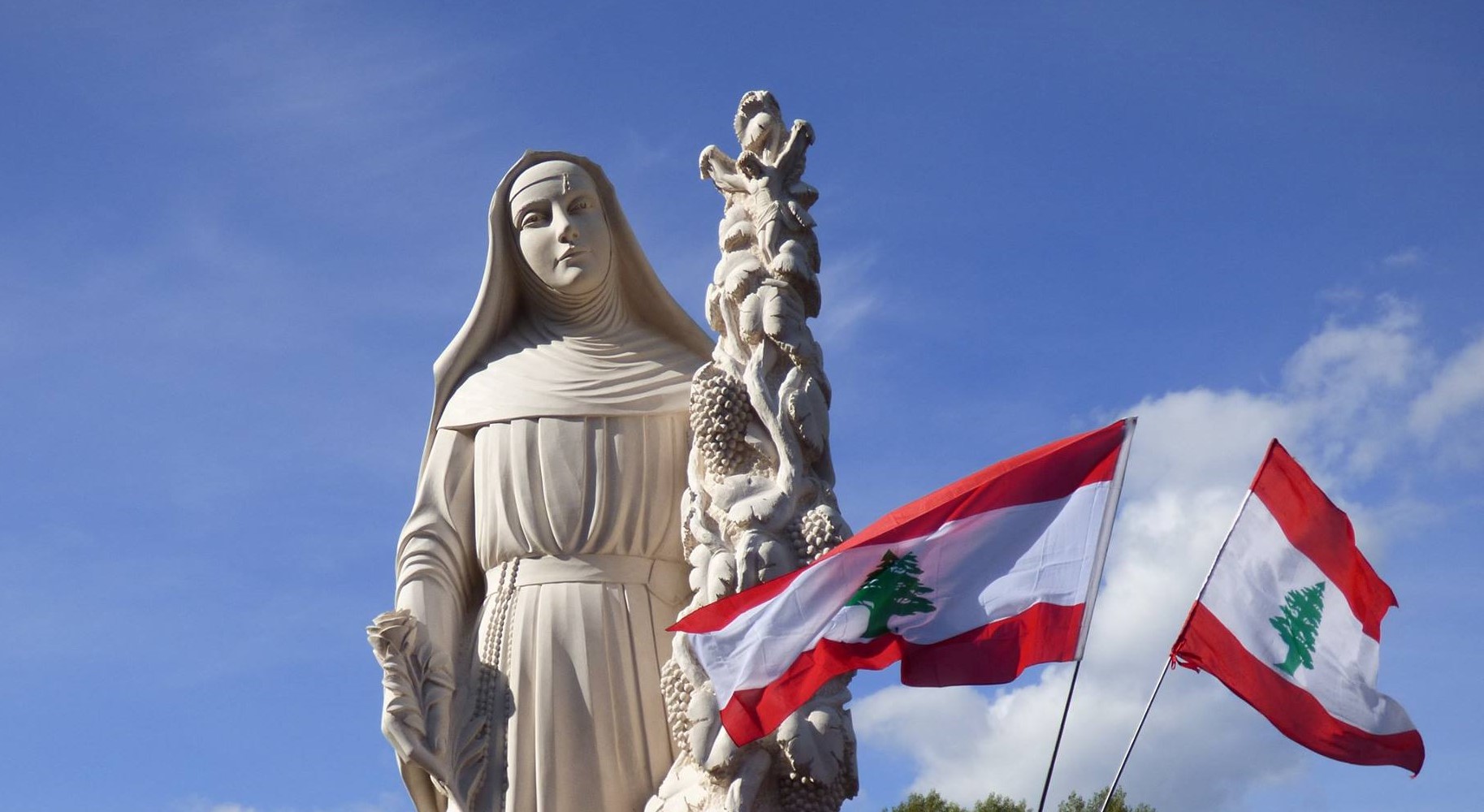monastero santaritadacascia statua e bandiere Libano