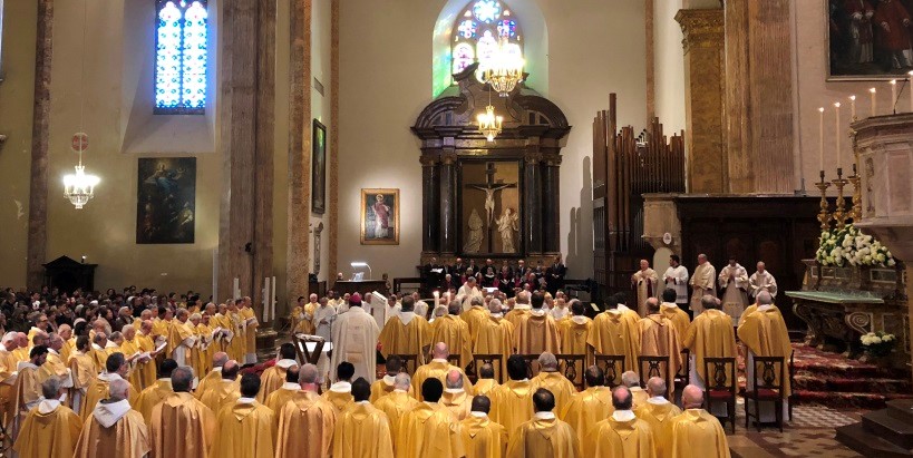 sacerdoti ad una messa crismale in cattedrale