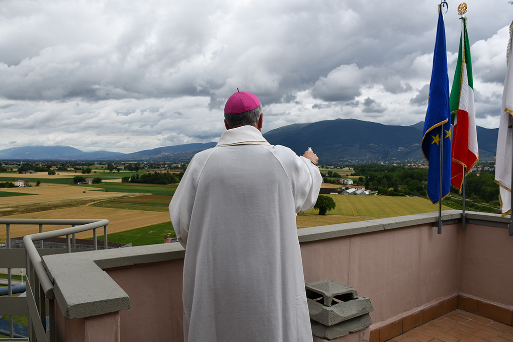Carcere Spoleto Vescovo benedice i detenuti dallalto della torre