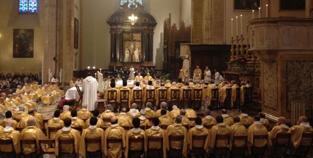 sacerdoti alla messa crismale in cattedrale giorno del rinnovo delle promesse presbiterali