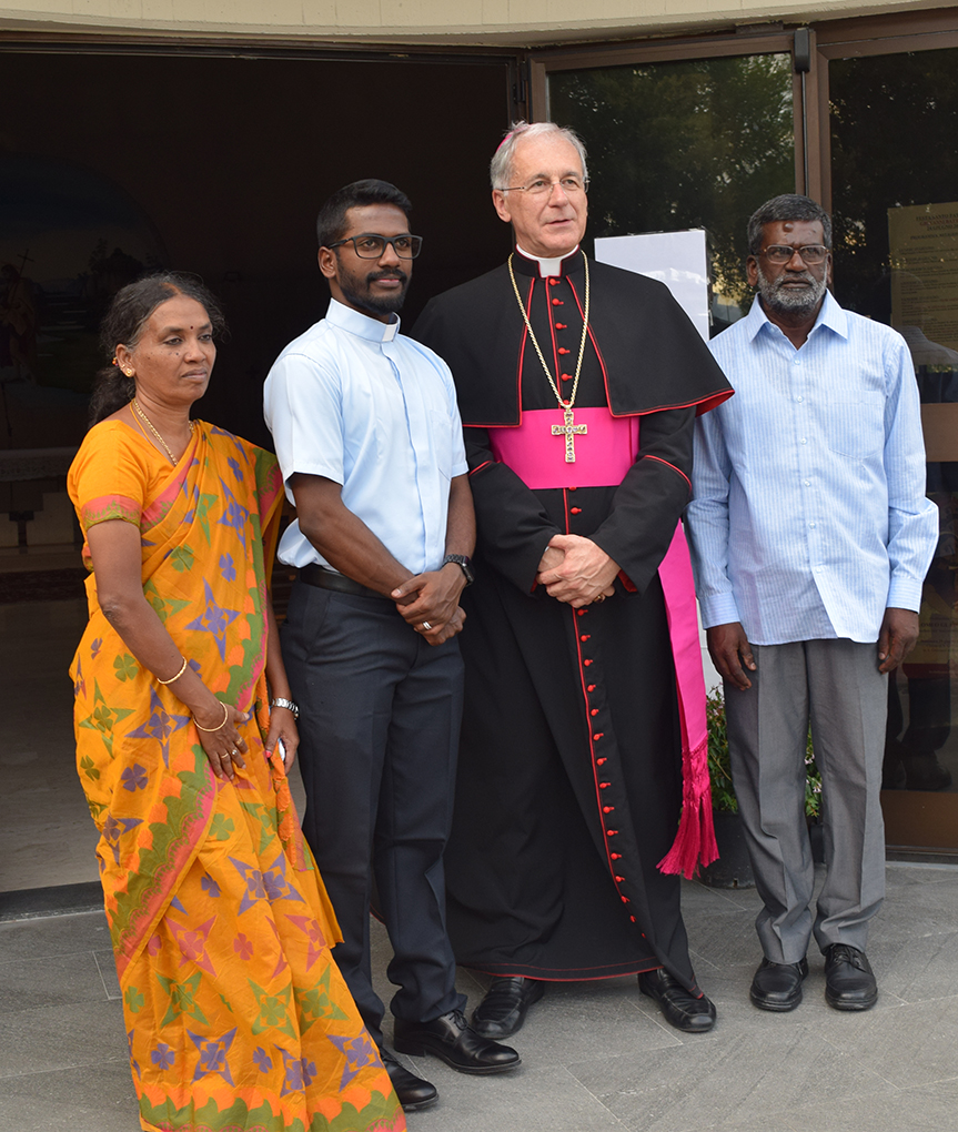 Arcivescovo il neo presbitero e i suoi genitori