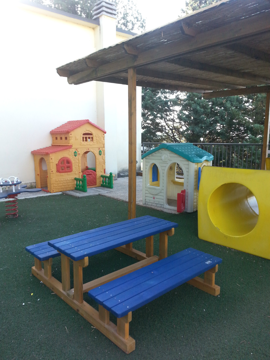 Collevalenza scuola materna parco giochi tettoia