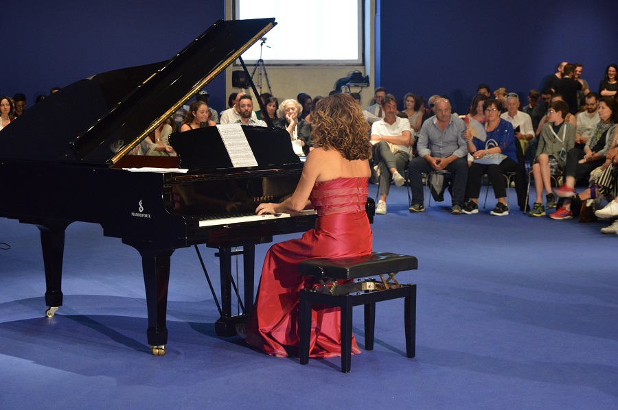Cristiana Pegoraro al pianoforte
