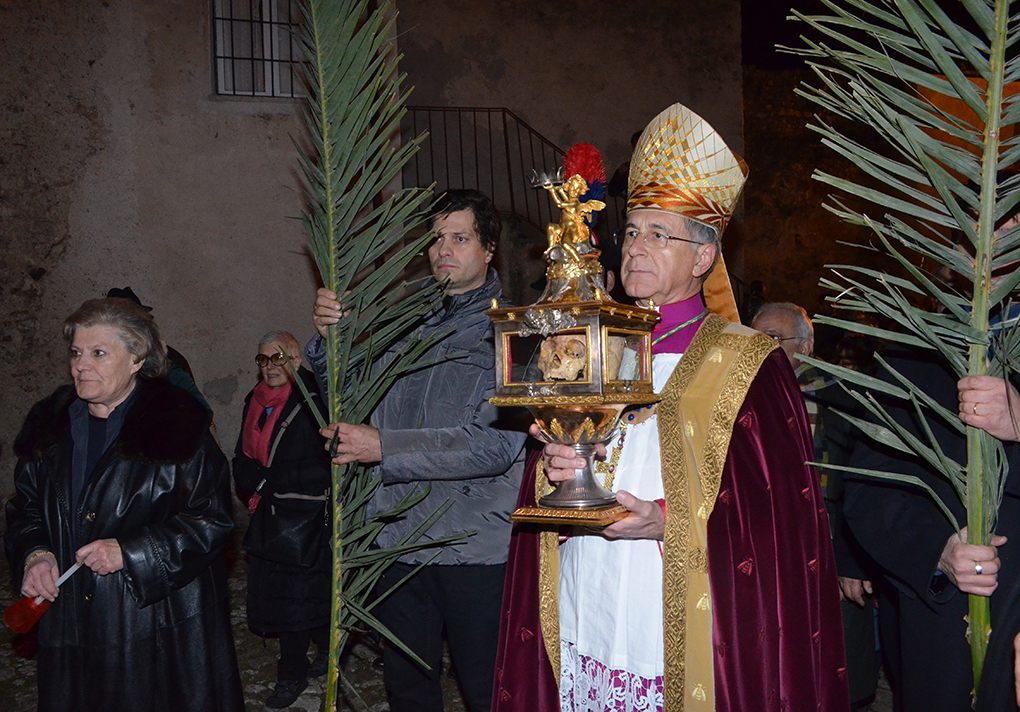 Vescovo con reliquia S. Ponziano in mano 14 gennaio 2016