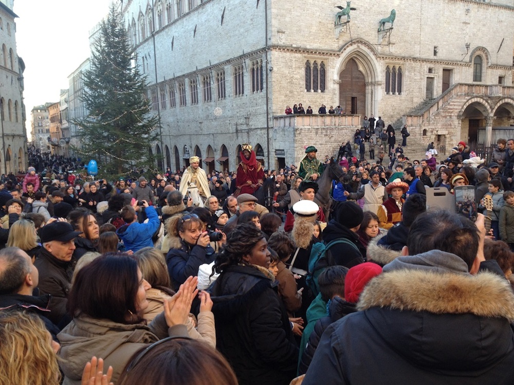 arrivo re magi a cavallo davanti cattedrale san lorenzo di perugia