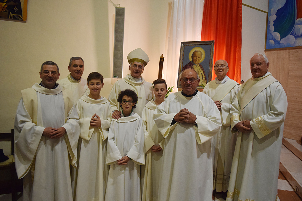 Arcivescovo parroco diaconi ministranti