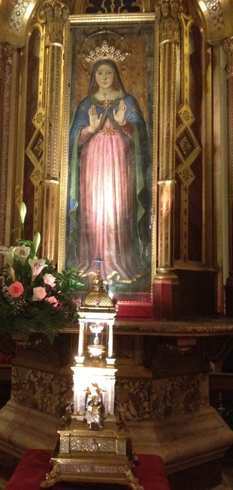 F20 immagine madonna delle grazie cattedrale di san lorenzo con in basso la reliquia del santanello