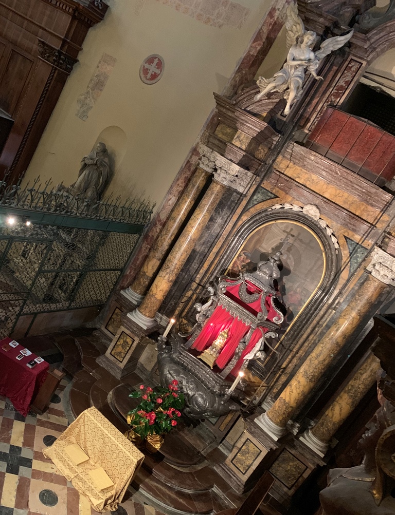 cattedrale di pg cappella del santanello dallalto con reliquiario sullaltare f1
