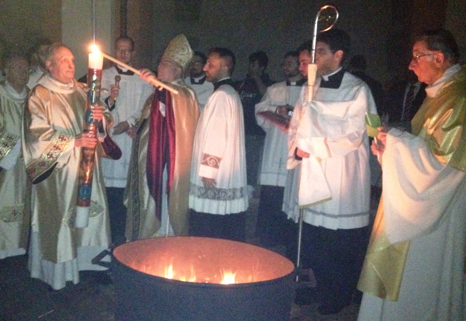 chiostro cattedrale pg veglia di pasqua 2016 rito benedizione del fuoco con accensione cero pasquale