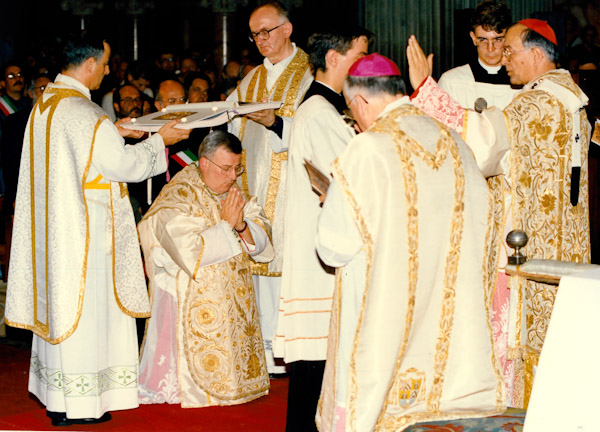 mons. bassetti mentre viene ordinato vescovo dal card. piovanelli l8 settembre 1994 nella basilica di san lorenzo in firenze