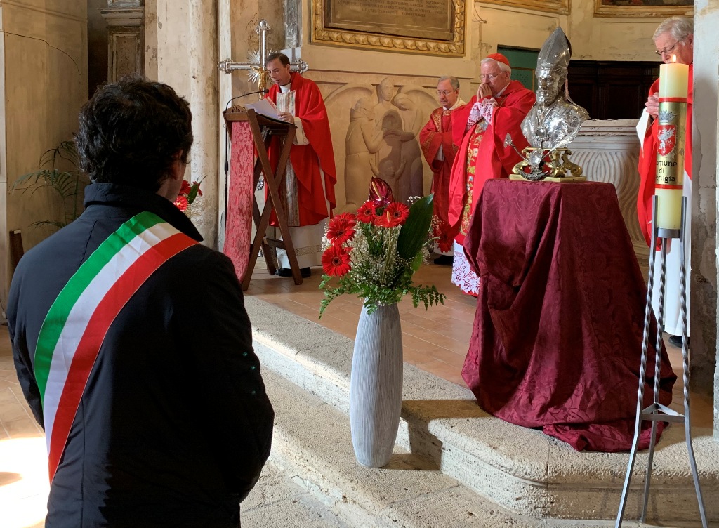 santercolano 2019 sindaco cardinale e celebranti al termine della celebrazione accanto al reliquiario del santo patrono e al cero votivo del comune di pg f2