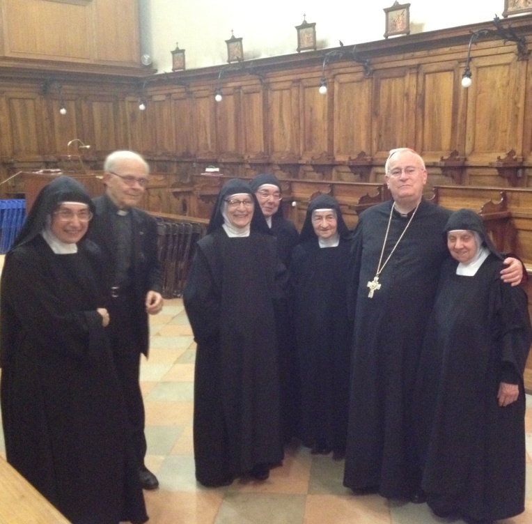 card gualtiero bassetti e mons. Elio bromuri con alcune benedettine del monastero di clausura di S. Caterina in Perugia