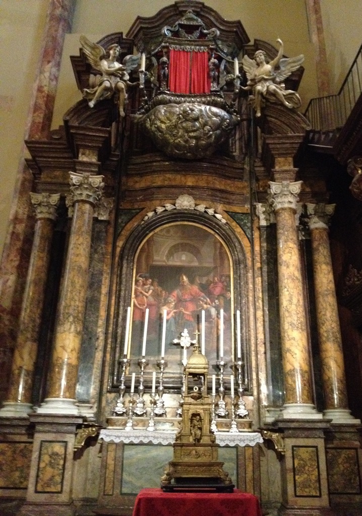cattedrale di s.lorenzo cappella del santanello con reliquiario sullaltare