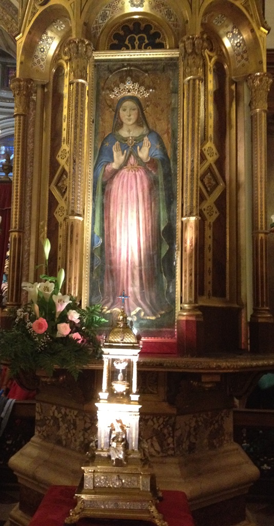 cattedrale pg la madonna delle grazie con in basso la reliquia del santanello esposta il 12 settembre