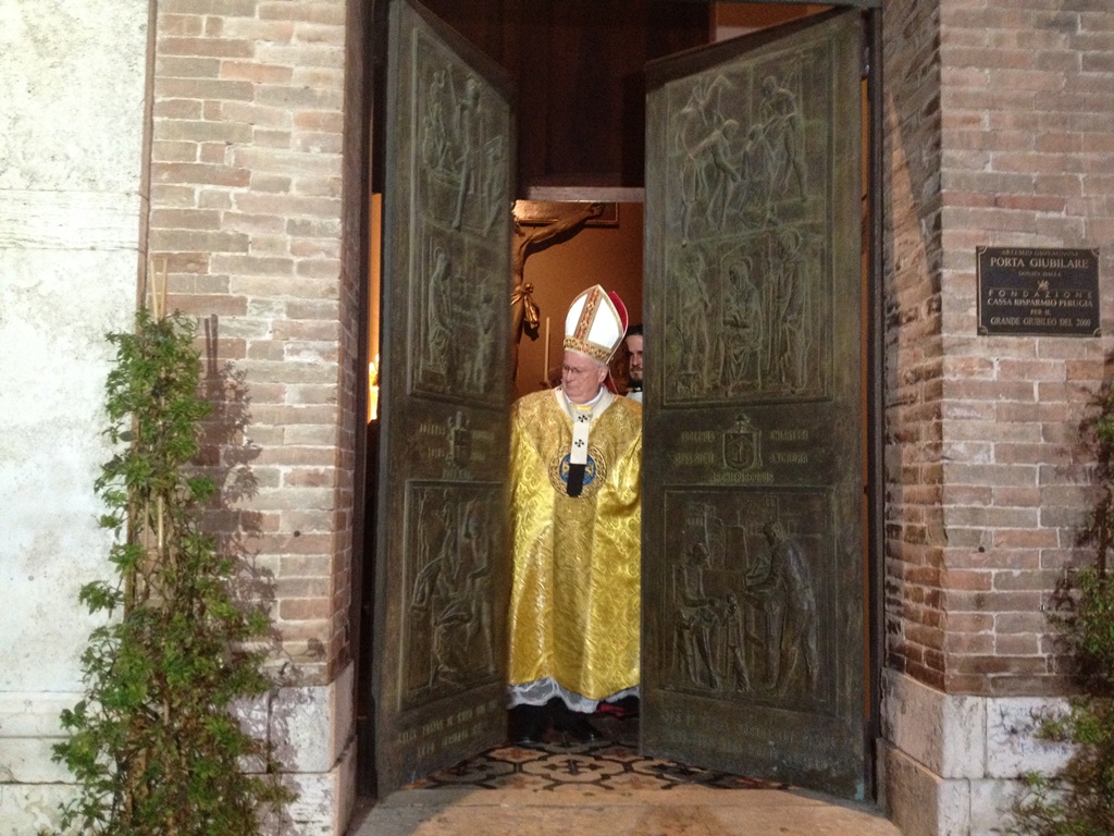 f 2 conclusione giubileo diocesano a pg 13 11 16 card bassetti chiude porta santa cattedrale