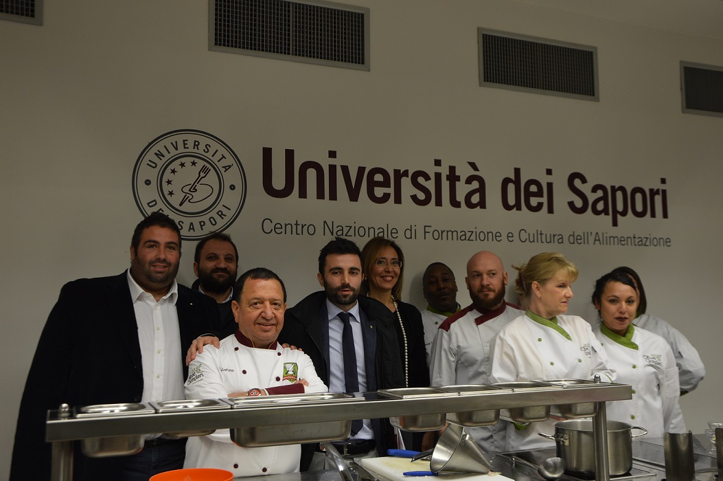 foto gruppo con Lotito Food e Paolo La Fata Manager di Olive Garden