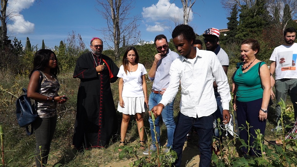 il vescovo Giulietti visita il campo di Urbagri4women