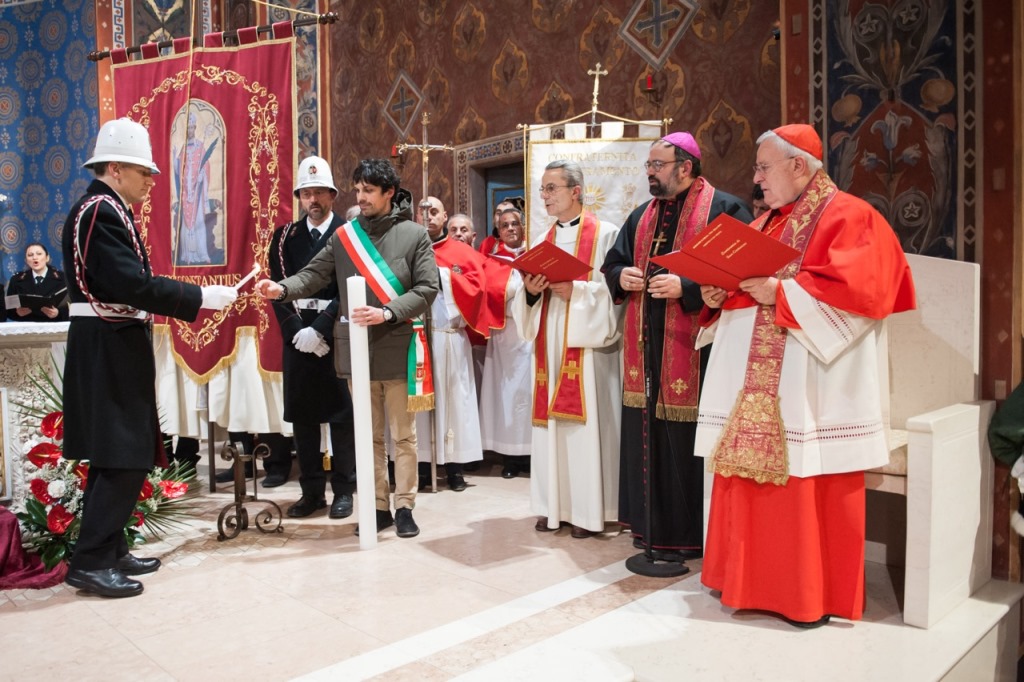 basilica di san costanzo rito omaggio votivo cero e altri doni in memoria del santo patrono