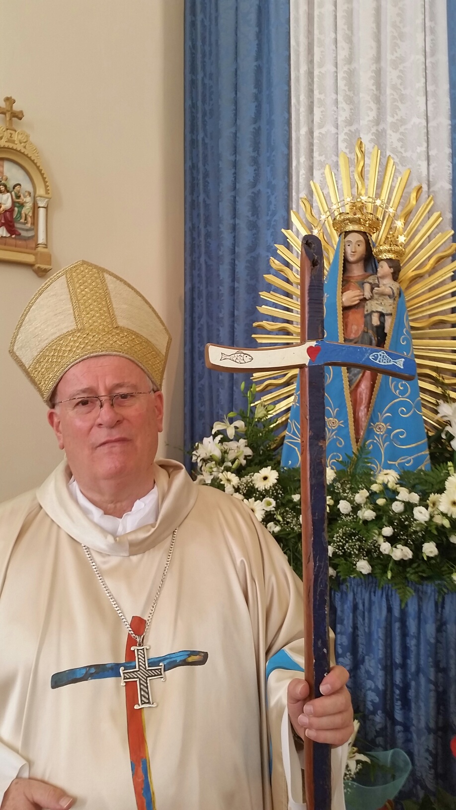 card. bassetti con in mano il pastorale in legno utilizzato da papa francesco durante la visita a lampedusa 2013