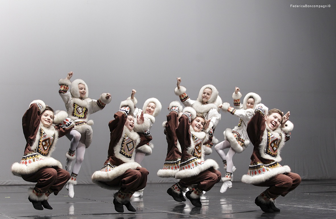 Gruppo giovani danzatori siberiani