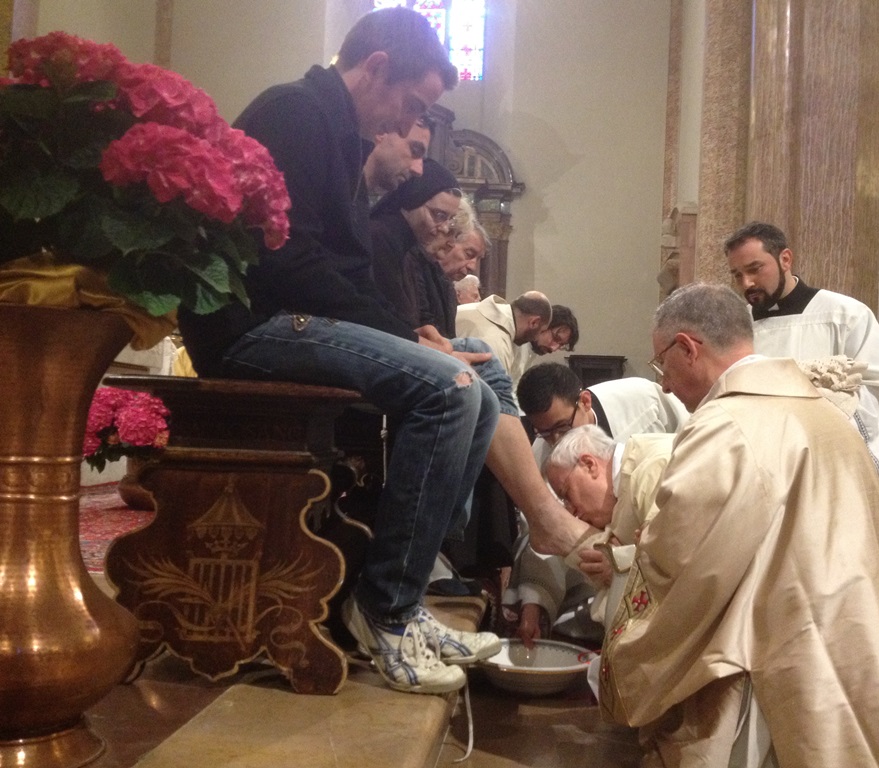 card. bassetti compie rito lavanda dei piedi in cattedrale coena domini 2014