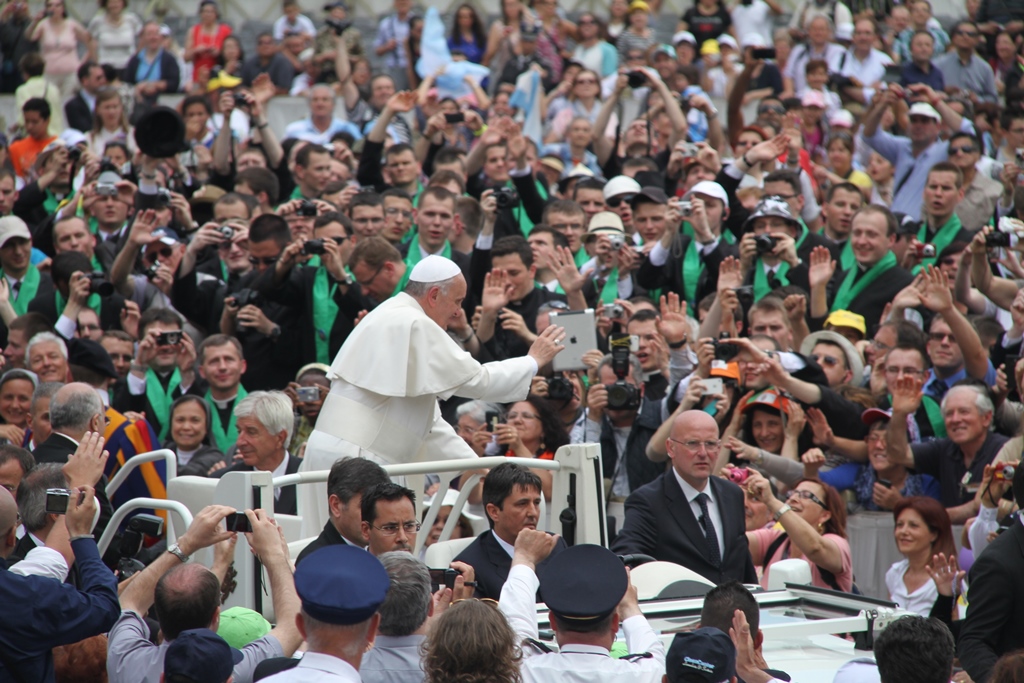 papa francesco saluta i fedeli in piazza san pietro