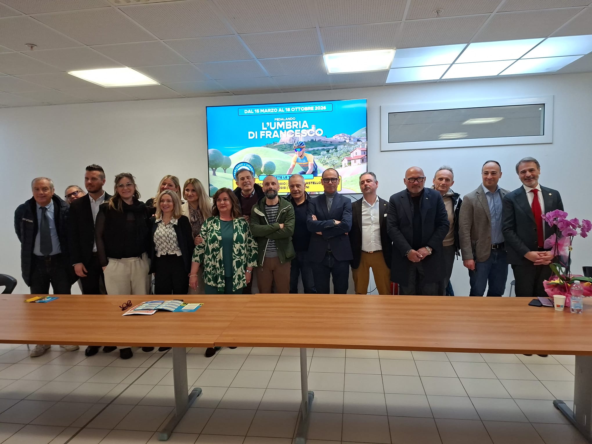 Davide Cassani con gli organizzatori e lo staff del Quasar Village