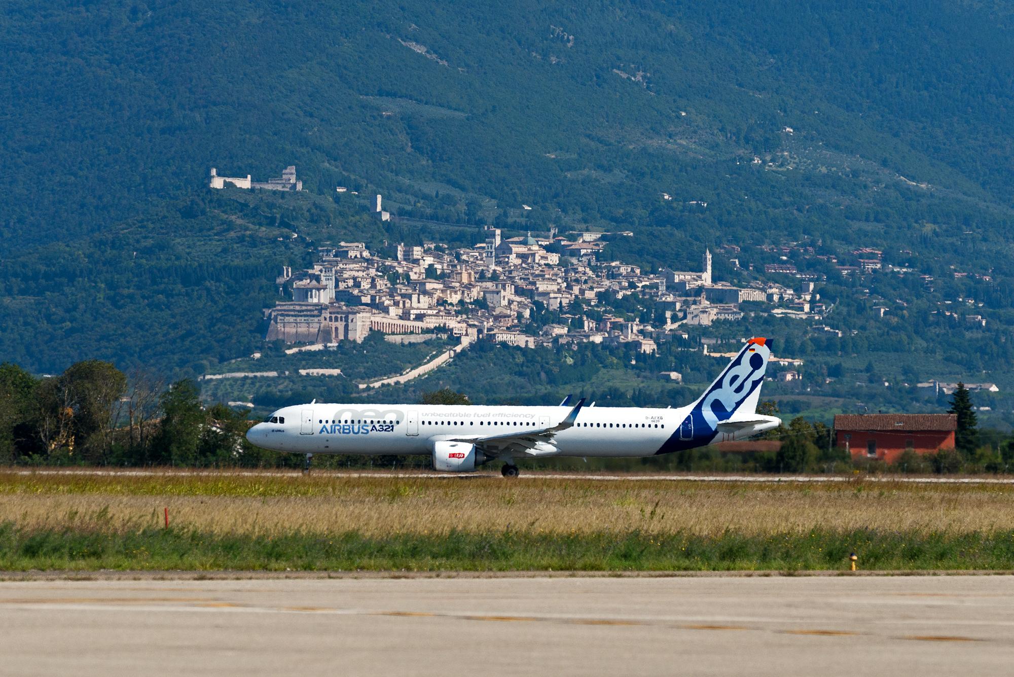 01 Airbus A321 NEO test Aeroporto Perugia