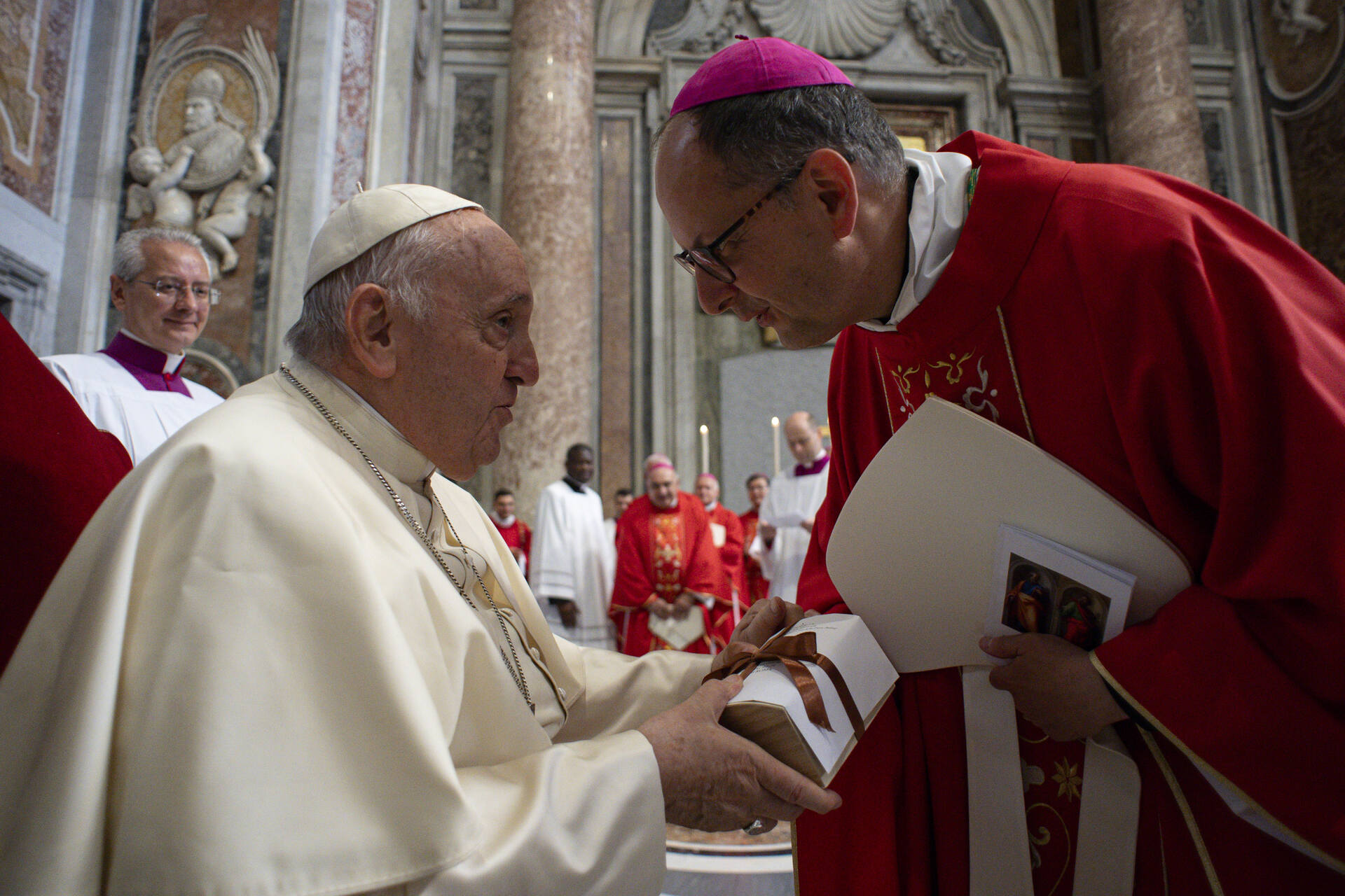 Papa Francesco consegna il pallio allarcivescovo Maffeis Basilica di San Pietro 29 giugno 2023 