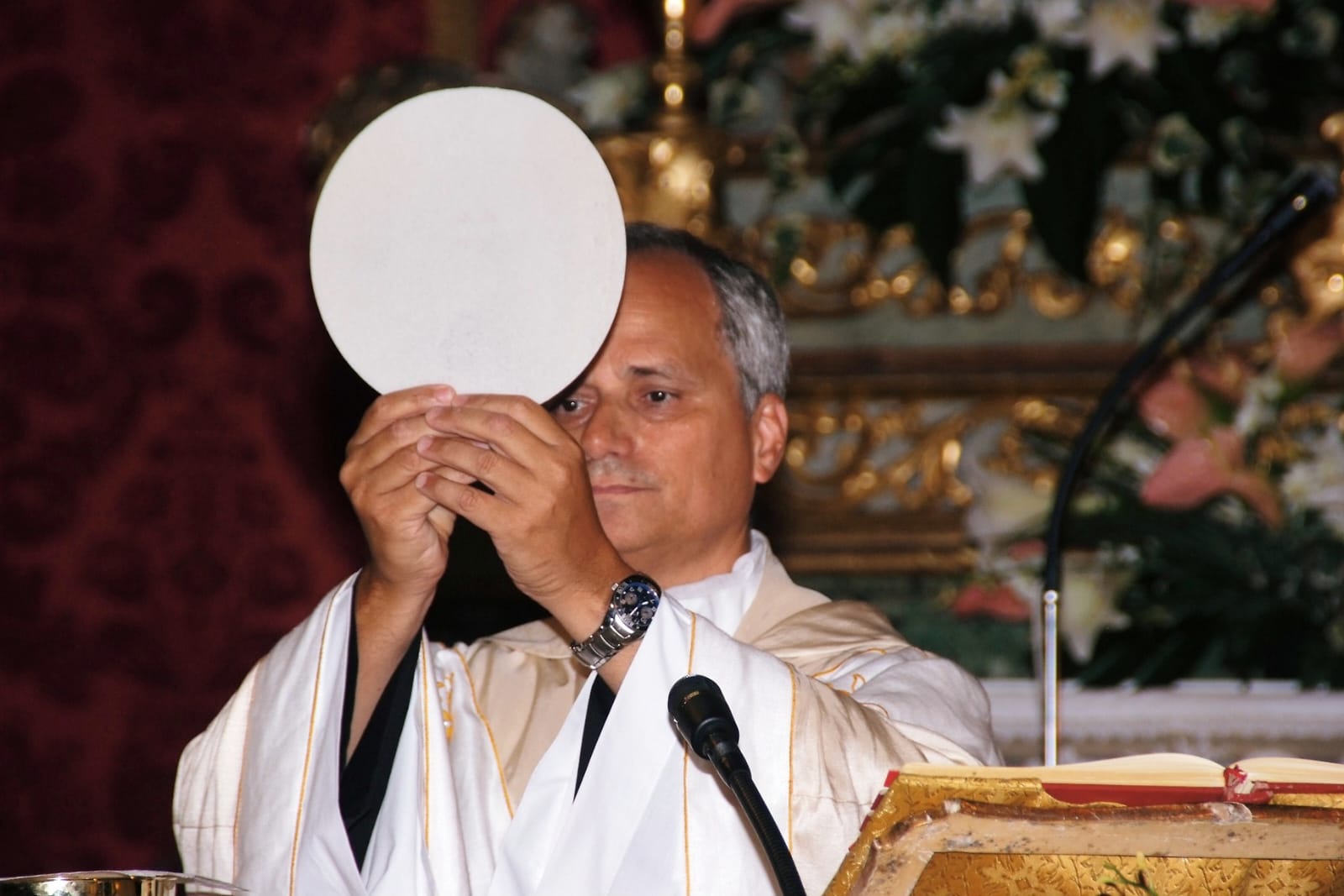 Prevost mentre celebra Messa a Montefalco