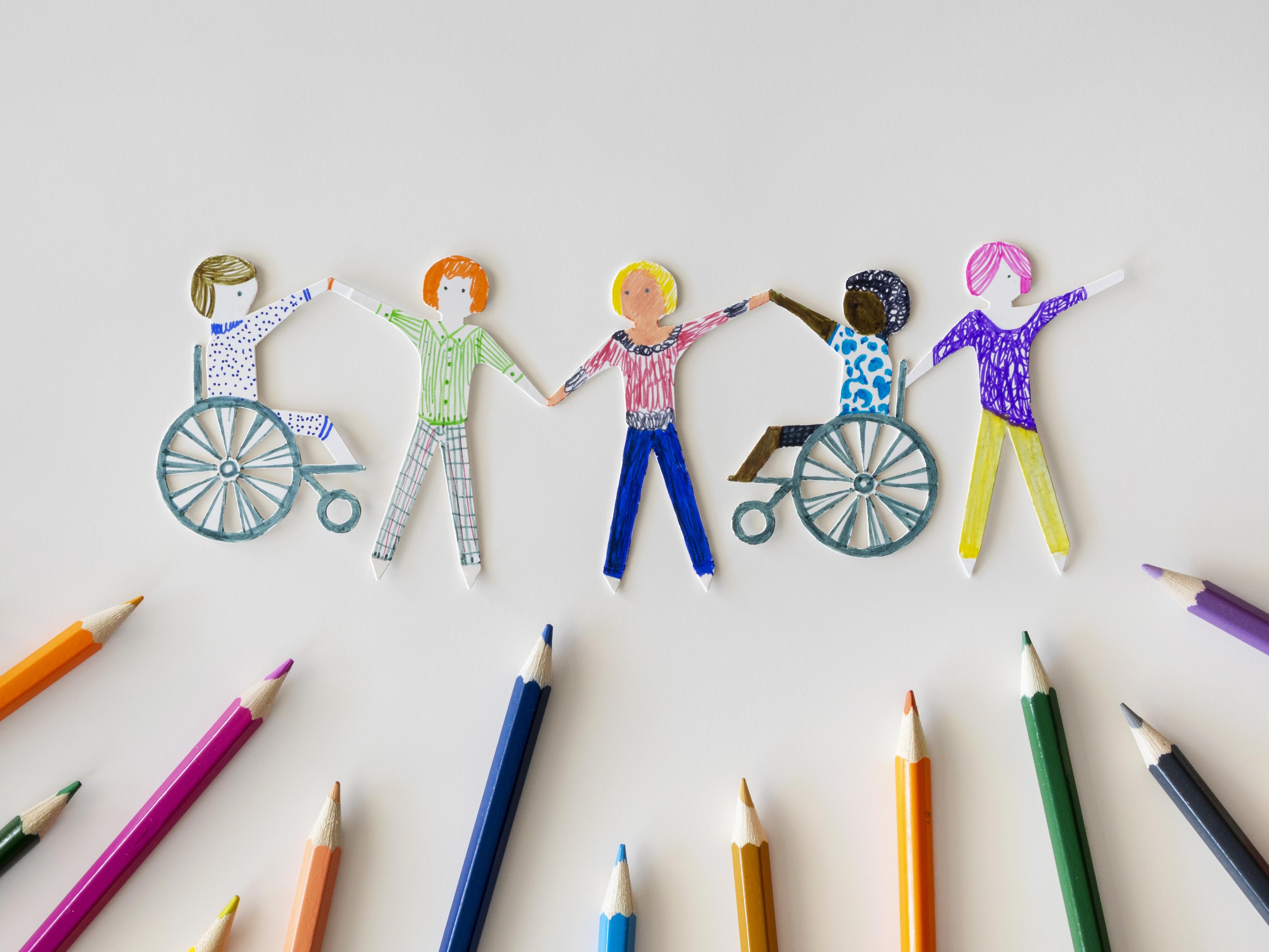 comunita multietnica e disabili con matite