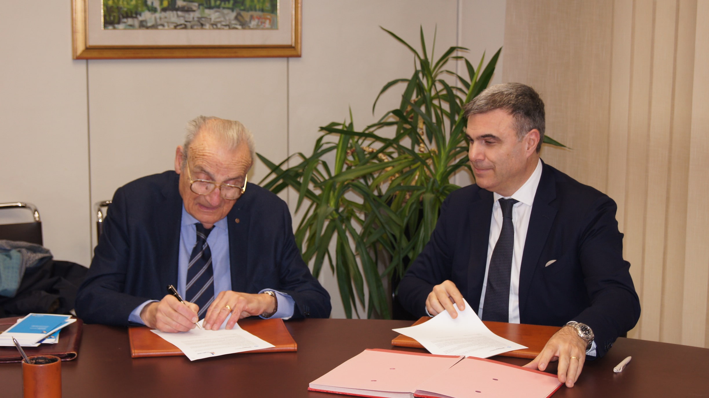 Il Presidente dellAssociazione rotariana Piero Chiorri firma la Convenzione con la Camera di Commercio dellUmbria min