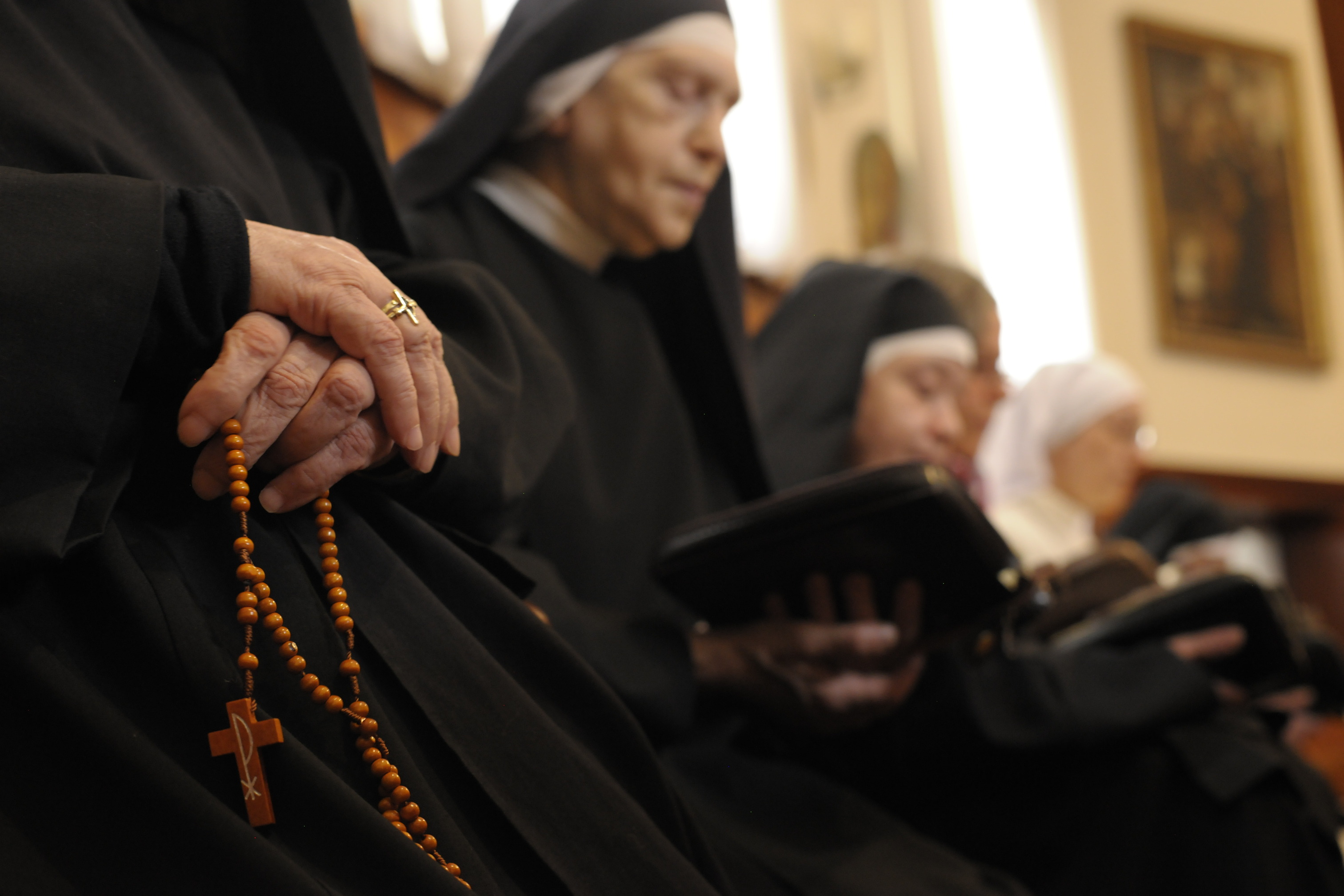 comunità monache in preghiera