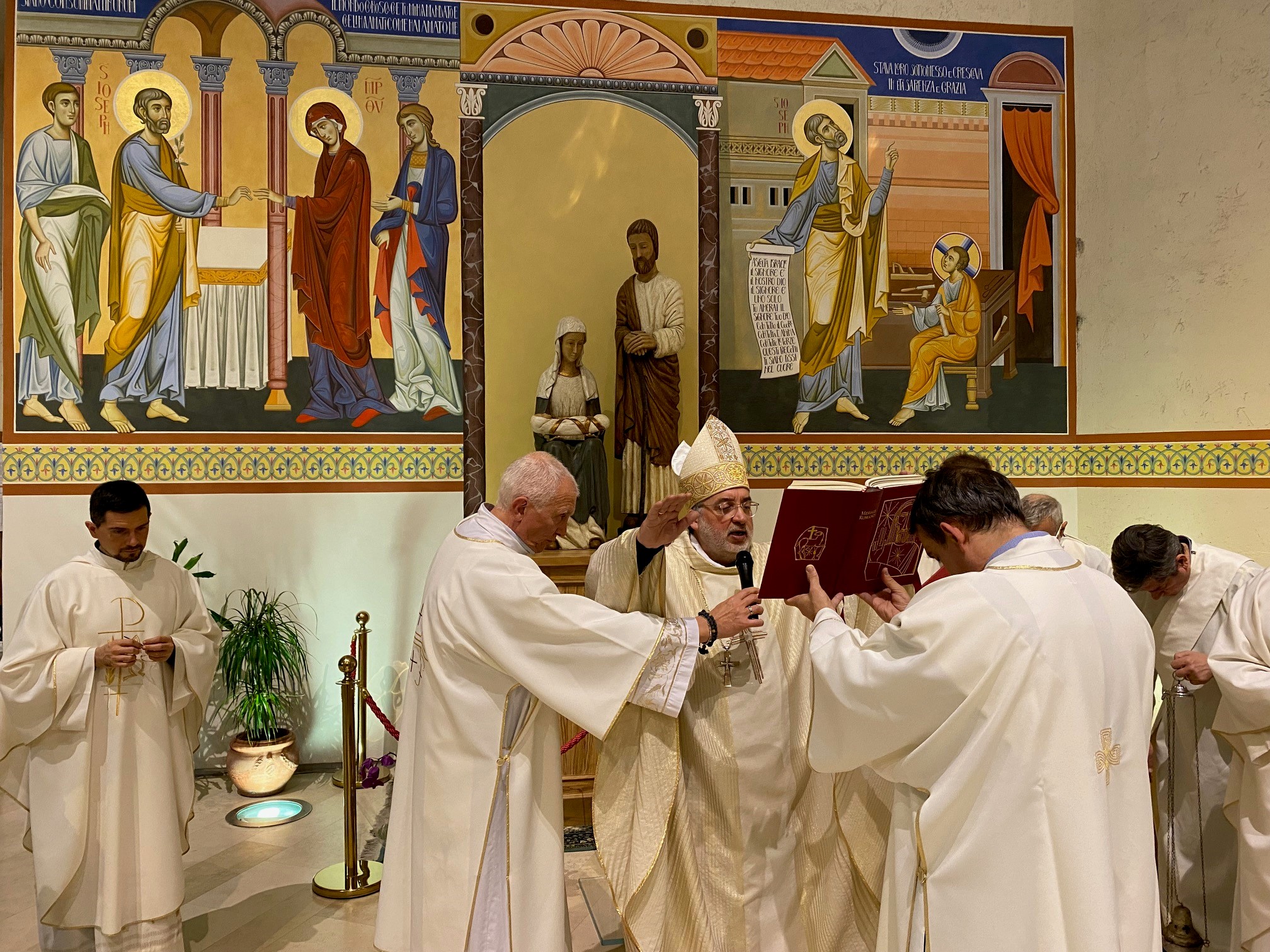 festa santa famiglia di nazareth 2022 f8 benedizione del vescovo salvi alle famiglie