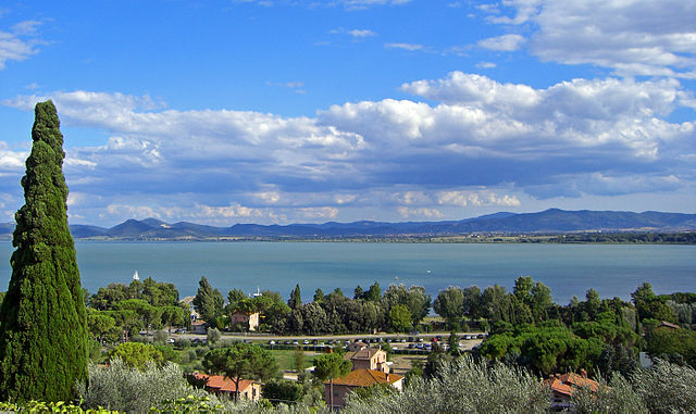 640px Lago Trasimeno wide view