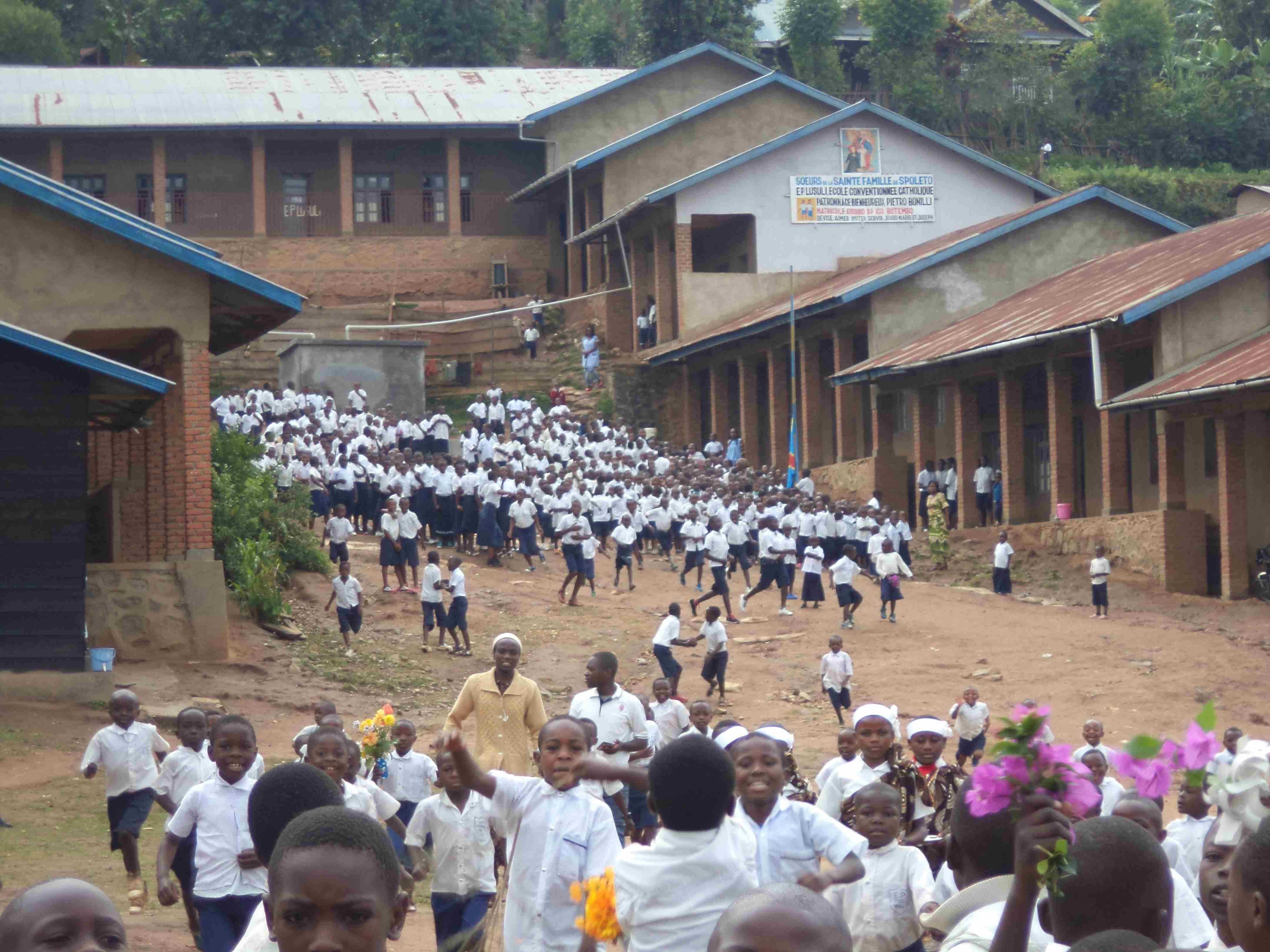La scuola gestita dalle suore della Sacra Famiglia in Congo