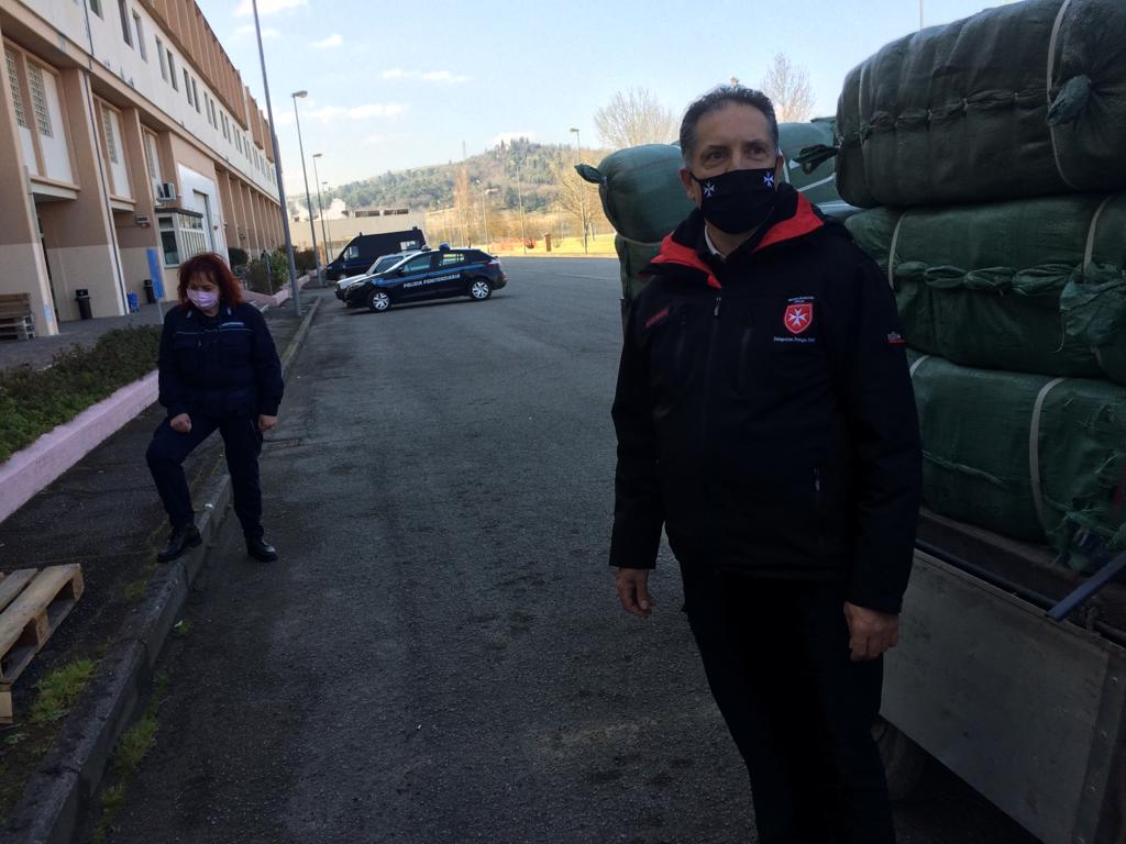 M. Giannoni Delegato consegna pigiami Capanne