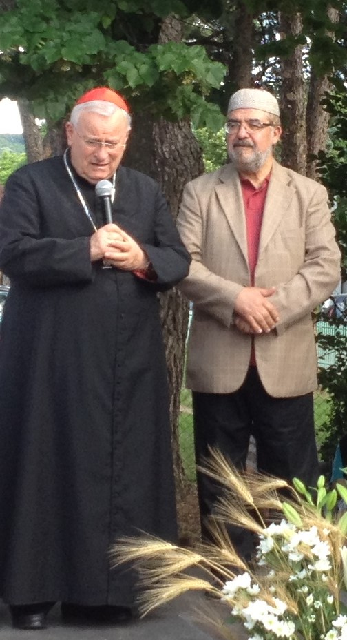cardinale bassetti e imam qader allesterno del complesso parrocchiale di ponte san giovanni