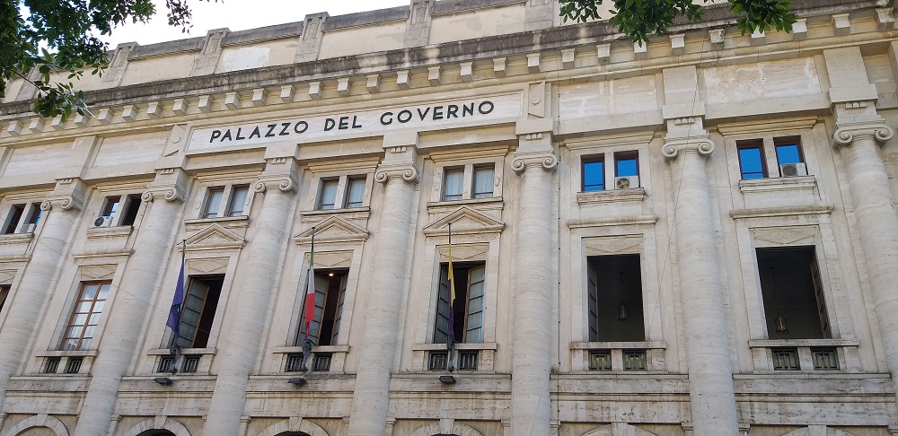 facciata con scritta palazzo del governo 