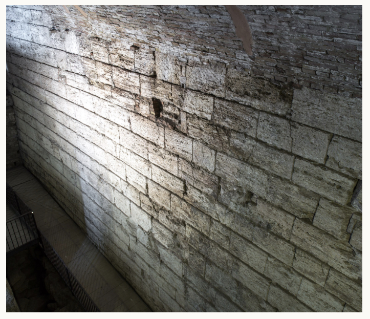 il grande e suggestivo muro etrusco