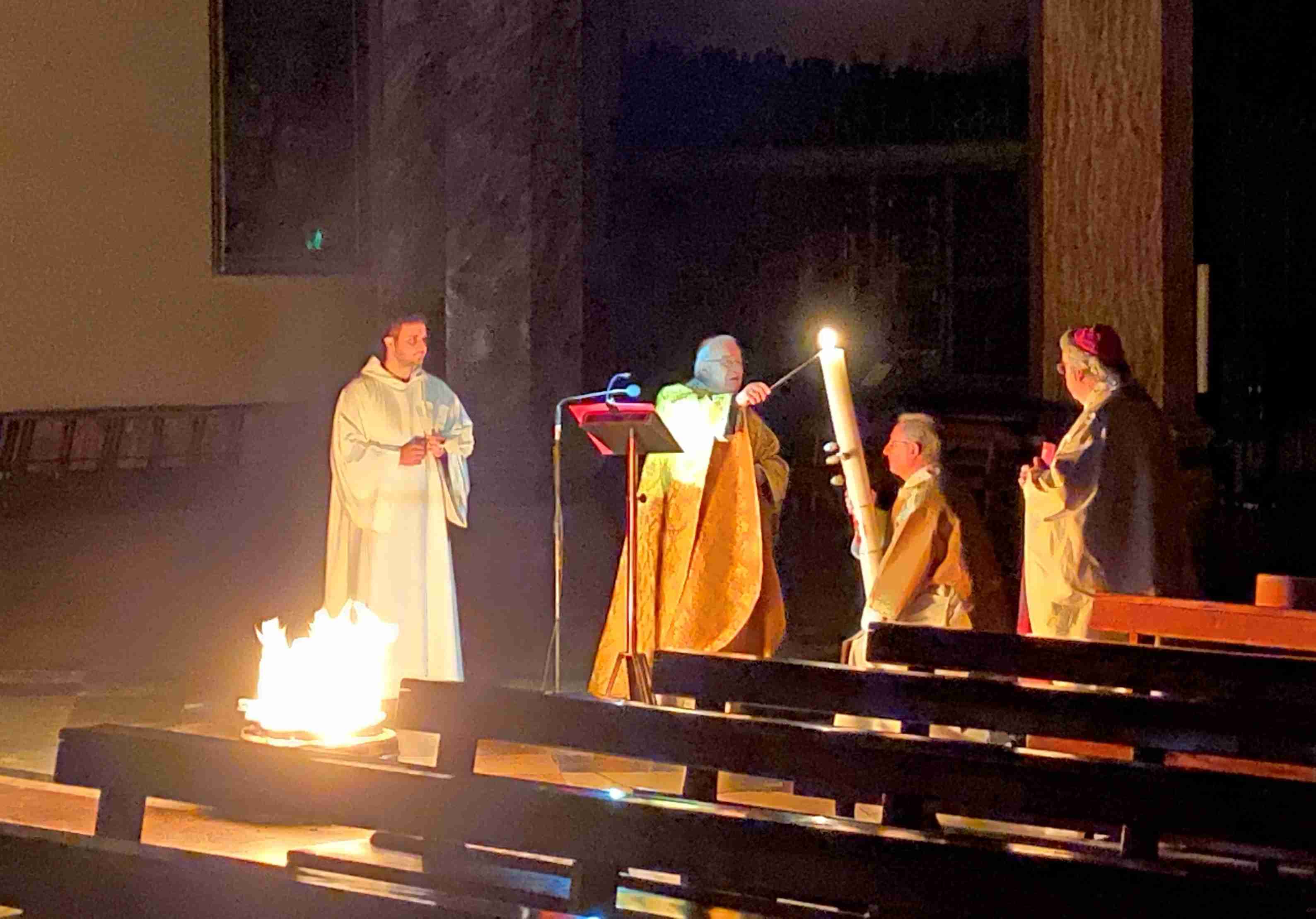 notte di pasqua 2020 cattedrale pg benedizione del fuoco e accensione del cero